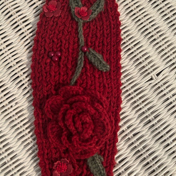 Elegant Red Knit Headband with Floral Design - Picture 2 of 3